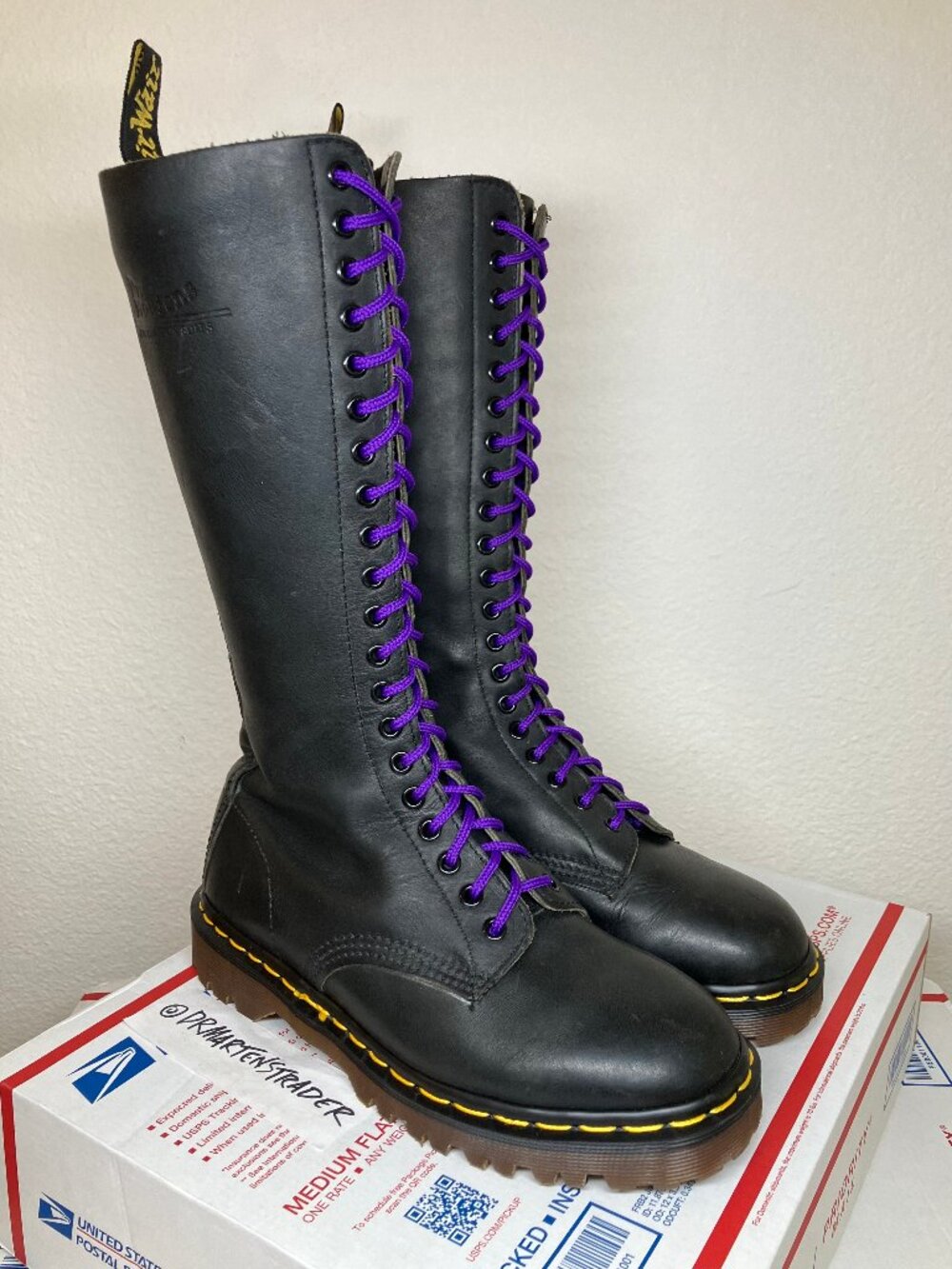 90's Vintage 20-eye Dr. Martens Wmns. US 8 England MIE tall 1420 quilon ben 1914